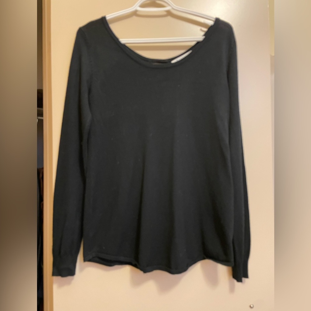 Elegant sweater with back bow detail